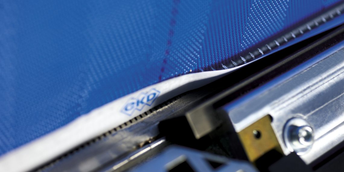 Filler threads are inserted into the PAD seam from GKD before the clamps are closed thereby further lowering the risk of particle penetration.