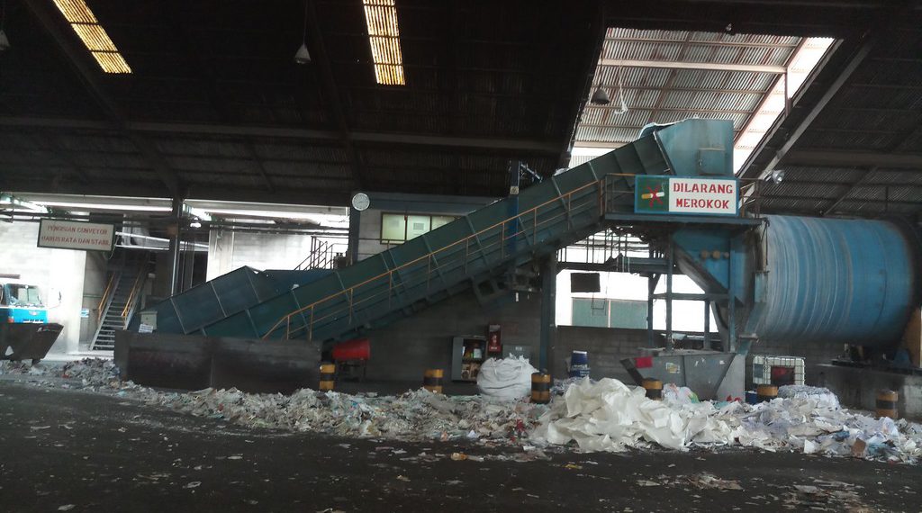 Contactless measurement of bulk materials