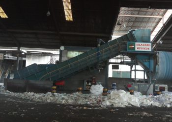 Contactless measurement of bulk materials