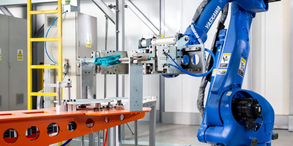 Most modern robot technology in the production process of the Gemü R480 butterfly valve. (Picture: Gemü)