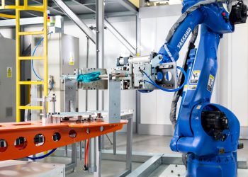 Most modern robot technology in the production process of the Gemü R480 butterfly valve. (Picture: Gemü)