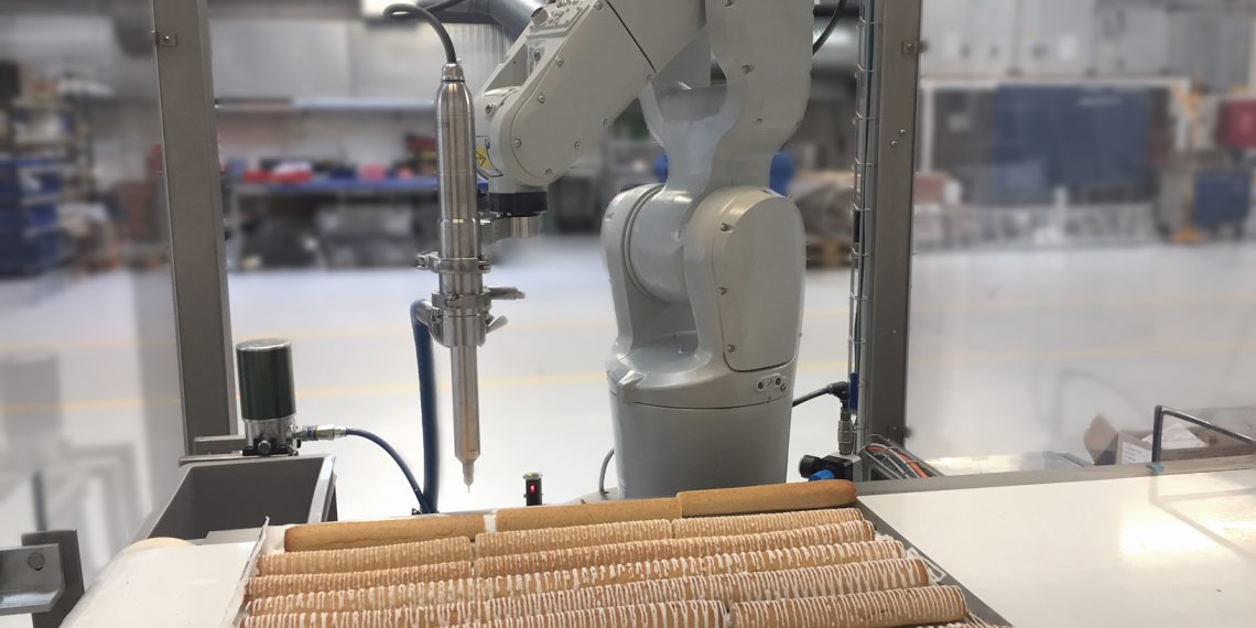 The automatic cake decoration system from Varo – with a Viscotec Dispenser. (Picture: Viscotec)