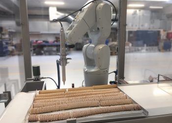 The automatic cake decoration system from Varo – with a Viscotec Dispenser. (Picture: Viscotec)