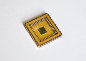 The at Fraunhofer IMS developed “IMS-CAP51” installed in a CLCC44 ceramic case. A chip like this is used for capacitive and inductive sensor readout.