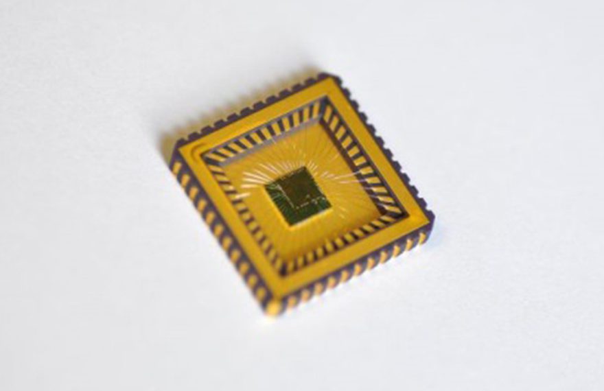 The at Fraunhofer IMS developed “IMS-CAP51” installed in a CLCC44 ceramic case. A chip like this is used for capacitive and inductive sensor readout.