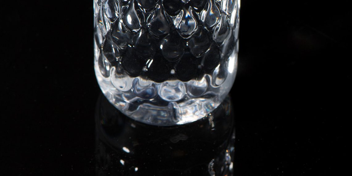 The new, droplet-shaped PET bottle from Krones holds 200 millilitres and with a weight of just 4.4 grams is extremely light. It thus constitutes an attractive, reclosable alternative to the widely used water beakers.