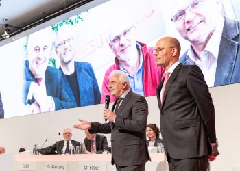 CEO Karl-Heinz Dürrmeier (left) introducing Mesutronic on the Indus Holding AG investor summit together with chairman Dr.-Ing. Johannes Schmidt (right). Picture: Mesutronic