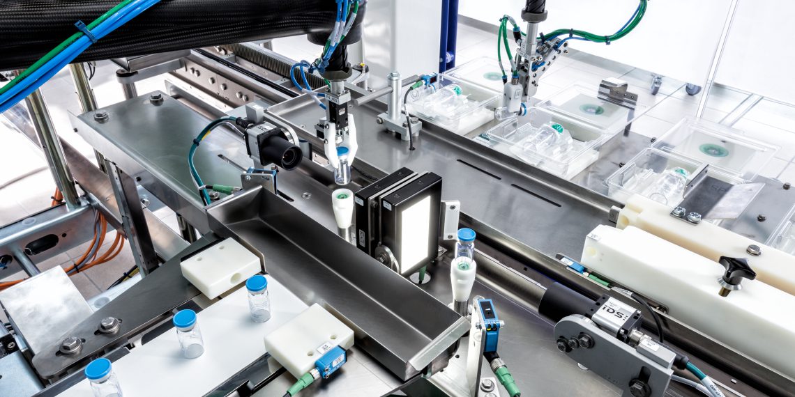 Schubert-Pharma integrates processes: A camera verifies the variable data on the transparent label on the vial before loading.