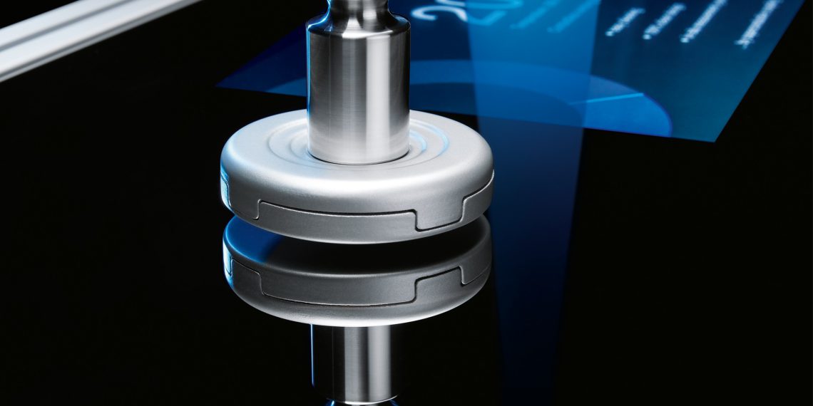 Only the weighing pan carrying the item hovers over the table top – without the danger of cross-contamination via the workplace surface or tools.