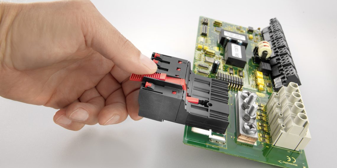 Weidmüller Omnimate Power BUF 10.16: The middle flange allows automatic interlocking with one hand.