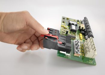 Weidmüller Omnimate Power BUF 10.16: The middle flange allows automatic interlocking with one hand.