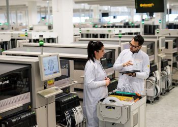 Zwei Mitarbeiter an der Produktionsline für Leiterplatten in der Produktion bei Continental, aufgenommen am 02.03.18 in Ingolstadt.